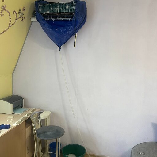 Εσωτερική μονάδα με κάλυμμα συλλογής νερού κατά τον καθαρισμό